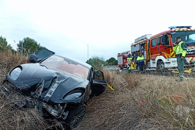 Rescatan y trasladan al hospital al conductor de un turismo accidentado en la vía rápida RM-15, en Cehegín