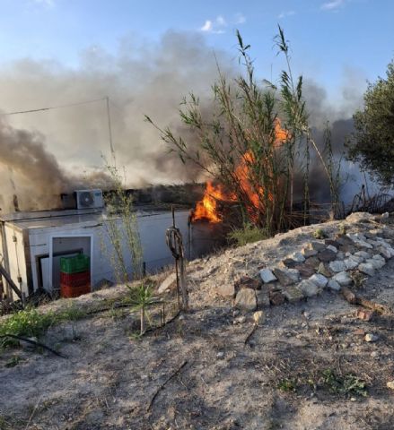 Servicios de emergencia atienden un incendio en Cehegín
