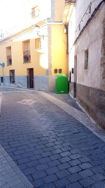 El Ayuntamiento acerca el reciclaje a los vecinos del casco antiguo con 20 cubrecubos de vidrio