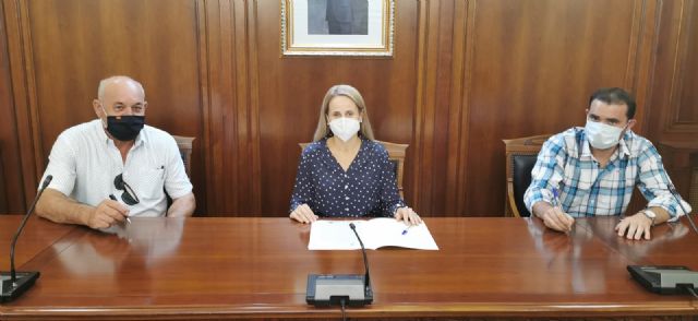La alcaldesa firma un contrato con Estructuras Cehegín S.L  de 112.530 euros para continuar con la adecuación de la antigua Plaza de Abastos