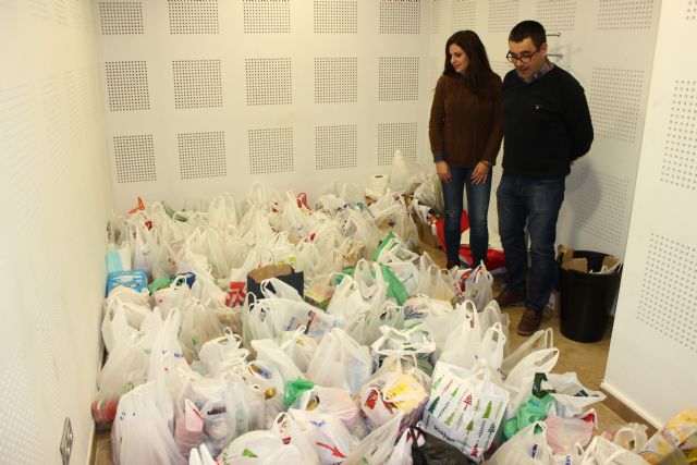 Éxito de participación y de recogida de alimentos en el partido de fútbol solidario.