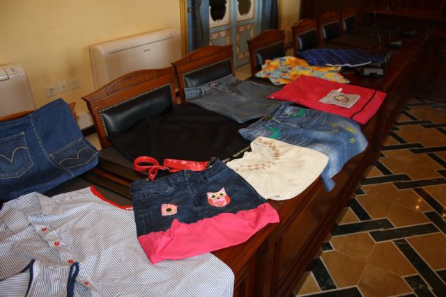 La Concejala de Servicios Sociales entrega los diplomas del Taller de Costura