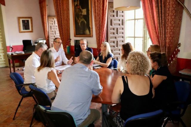 El consejero en funciones de Educación, Víctor Marín, se reúne con los directores de los colegios de Cehegín para conocer sus necesidades
