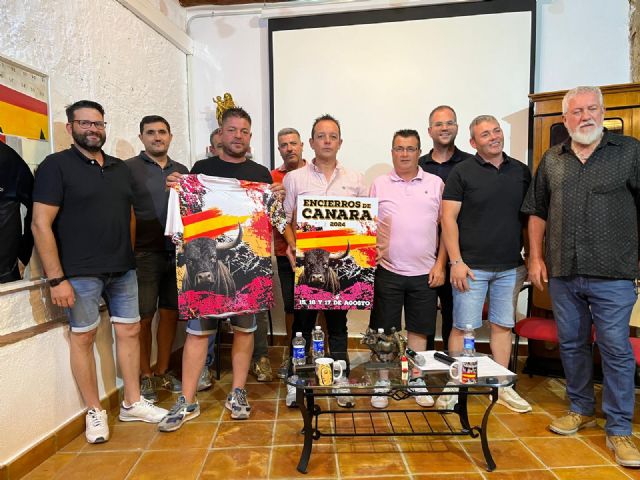 La comisión de fiestas de Canara presenta el cartel anunciador y la camiseta de los encierros 2024
