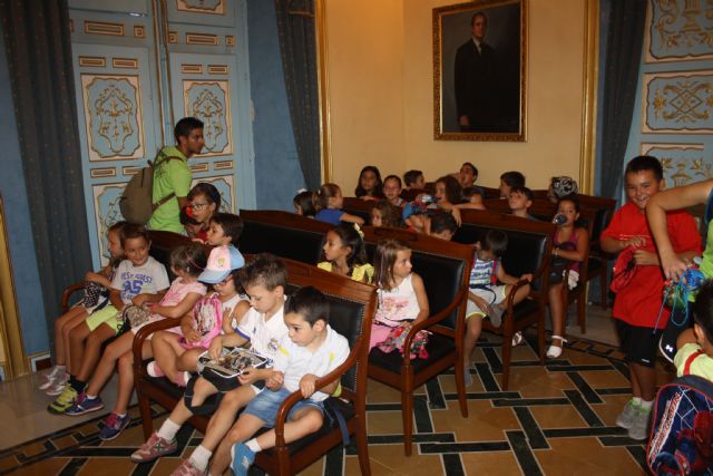 La Escuela de Verano de 'Mimos' visita el Ayuntamiento