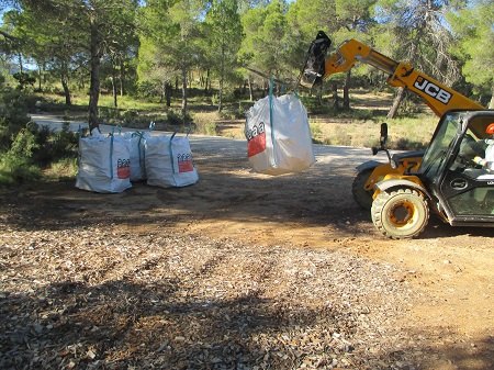 Retirado un vertido de placas de uralita de un zona recreativa en la Sierra de Burete