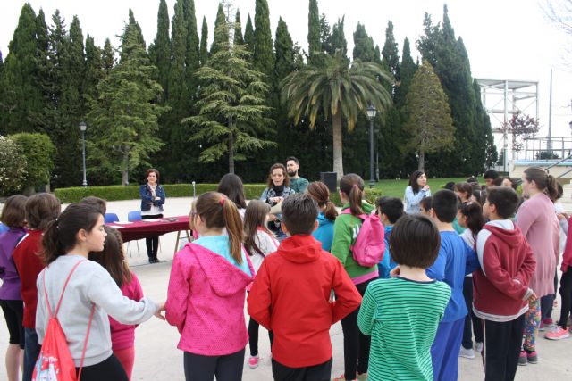 Los alumnos de 4º de Primaria del municipio realizan la actividad “El libro escondido”
