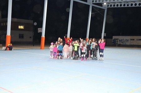 La pista del IES Vega del Argos se ilumina para la práctica del patinaje