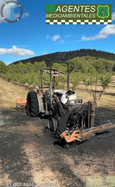 Bomberos extinguen un incendio de tractor junto a zona forestal en Cehegín