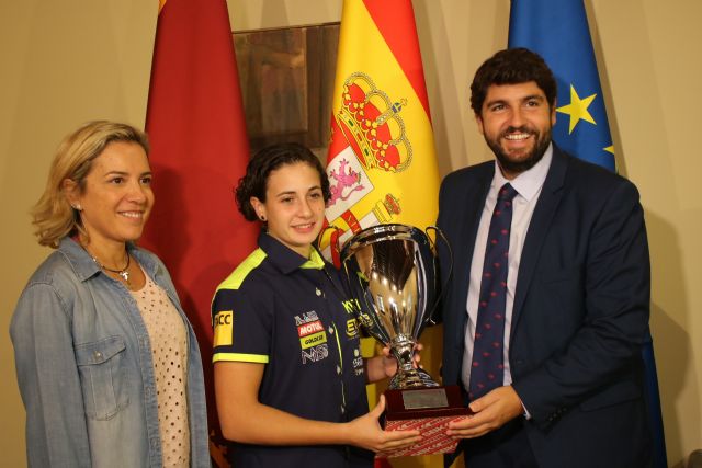 Fernando López Miras recibió hoy en el Palacio de San Esteban a la piloto ceheginera Ana Carrasco