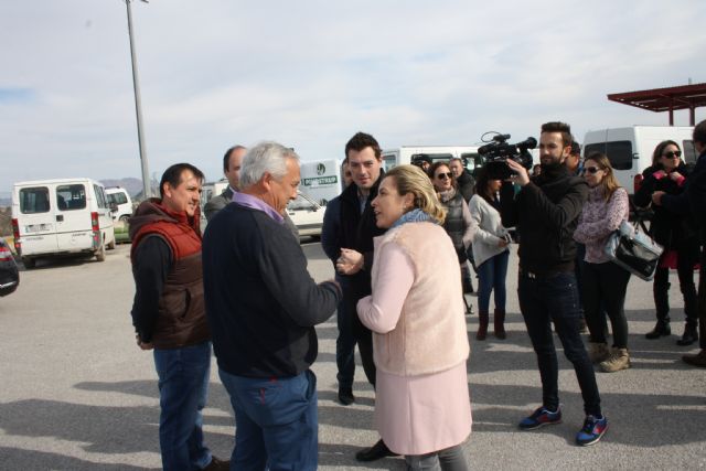 El Alcalde solicita ayuda a la Consejera de Agricultura en su visita a los invernaderos afectados por las nevadas