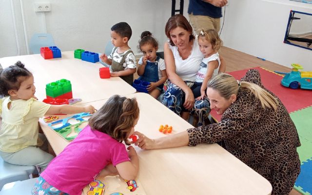 La alcaldesa de Cehegín refuerza el compromiso educativo en su visita al colegio Ciudad de Begastri y la puesta en marcha del Aula de niños y niñas de 2 años