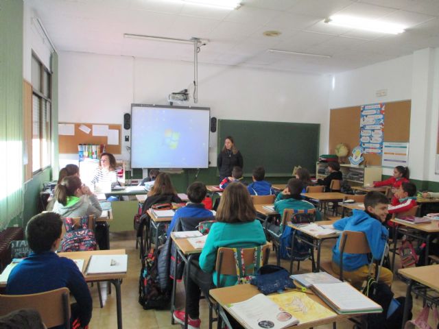 Medio Ambiente realiza charlas en primaria para concienciar sobre la limpieza y el cuidado del medio natural