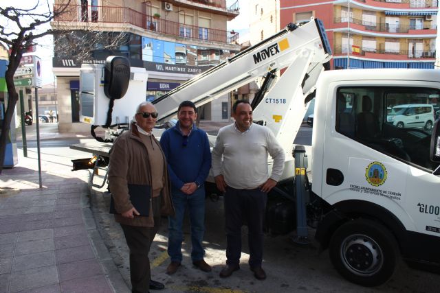 El Ayuntamiento presenta un nuevo vehículo para obras y servicios municipales