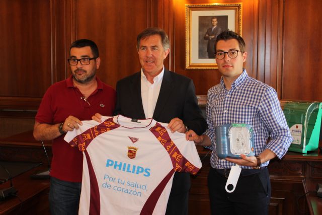 El Ayuntamiento de Cehegín recibe tres desfibriladores destinados a cardioproteger sus instalaciones deportivas