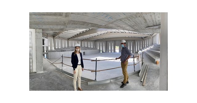 La alcaldesa de Cehegín visita las obras de construcción del nuevo pabellón