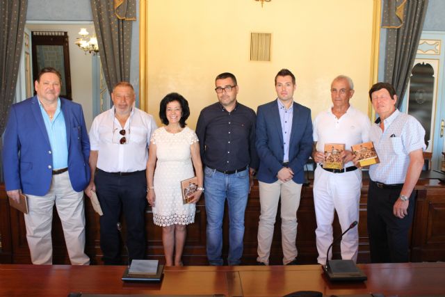 Los trabajadores municipales jubilados recientemente reciben un reconocimiento de manos del alcalde