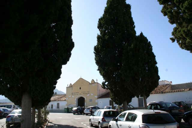 El Ayuntamiento lleva a cabo diferentes labores de mantenimiento en el entorno del cementerio - 2016