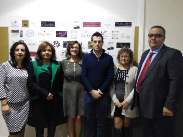 La directora general de Comercio asiste al desfile de la segunda edición de 'Cool Bodas' de Cehegín