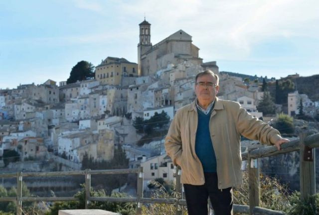 El escritor y profesor Desiderio López Martínez presentará el jueves, 1 de marzo, un libro de sonetos inspirados en su vida