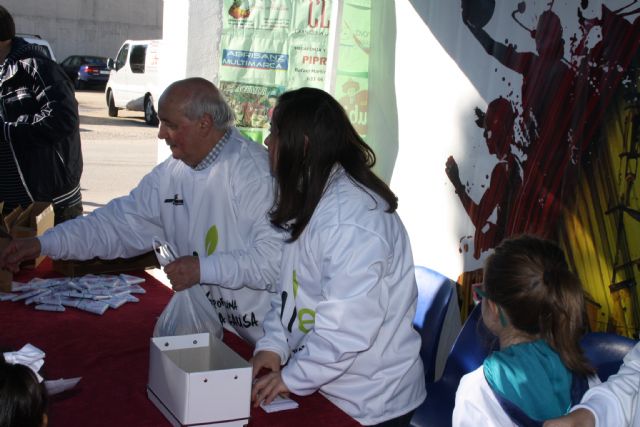 Gran éxito del partido solidario de fútbol, que ha servido para recoger alimentos para las familias necesitadas