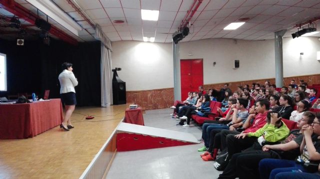 Los alumnos de 2° de la ESO reciben una charla sobre la prevención de la violencia de género