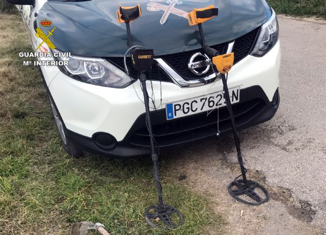 La Guardia Civil sorprende en Cehegín a tres presuntos expoliadores con piezas arqueológicas