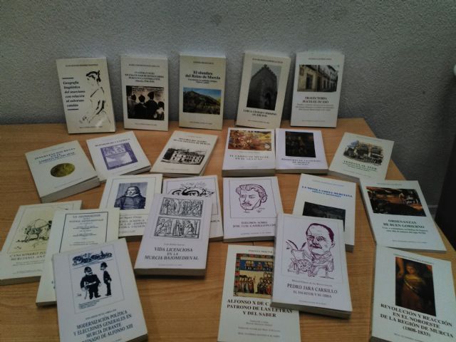 El Cronista Oficial dona varios documentos y colecciones de libros al Ayuntamiento de Cehegín