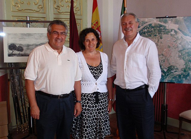 El pregonero Avelino Martínez (i) junto a su esposa y el alcalde de Cehegín, José Soria (d)
