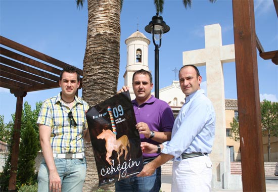 El concejal de Festejos, Francisco Abril (en el centro de la imagen), y los diseñadores Pedro Alfonso de Maya (izquierda) y Juan Francisco Zamora, muestran el cartel de este año.