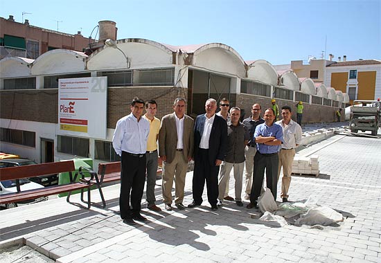 El delegado del gobierno (tercero por la izquierda) y el alcalde (cuarto por la izquierda) durante la visita a las obras de la calle La Tercia