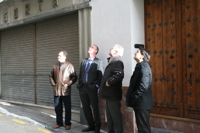 El director de Urbanismo, Antonio Navarro (segundo por la derecha), contempla una fachada restaurada en la Calle Mayor.