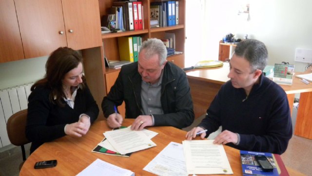 El alcalde (centro), la concejal y el presidente de Betania firman el convenio.