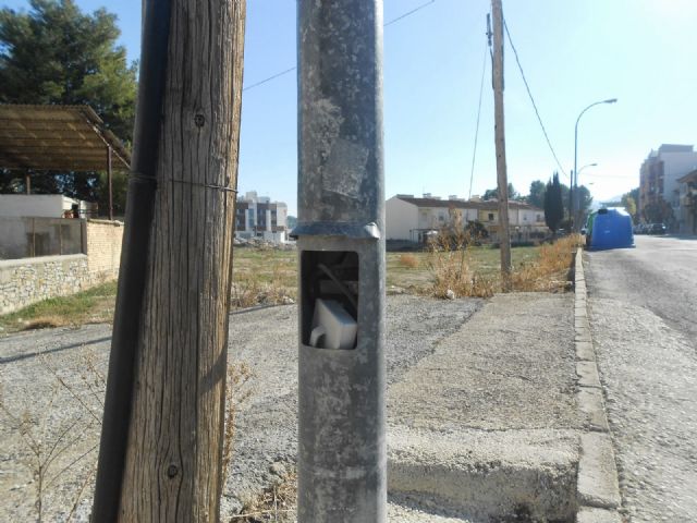 IU-Verdes de Cehegín pide que se repongan las tapas de las farolas de la calle Camino de la estación