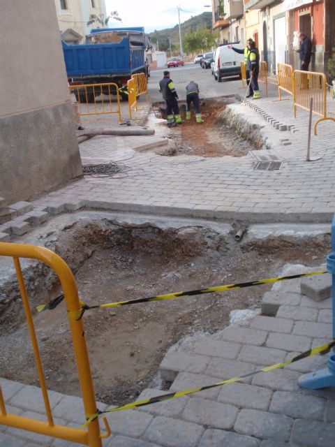 Obras y Servicios mejora parte del pavimento de la plaza de la Iglesia de Valentín
