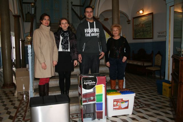 Los ganadores del sorteo de la campaña sobre reciclaje reciben sus premios