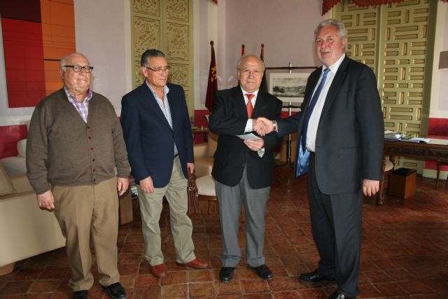 El Ayuntamiento entrega 13.000 euros a la Junta Central de Cofradías de Semana Santa