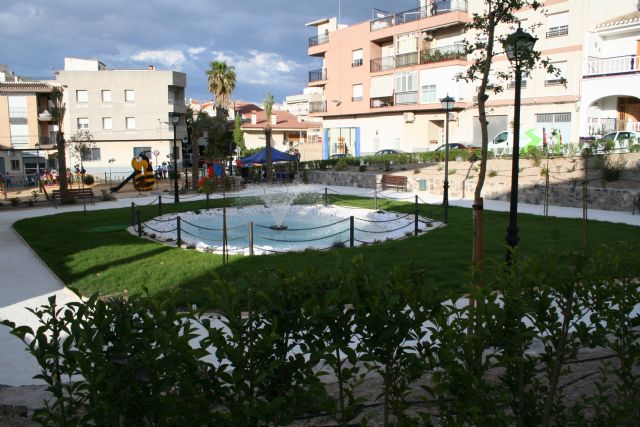 El barrio Peña Rubia estrena un parque con zonas de recreo infantiles, jardines y un lago artificial