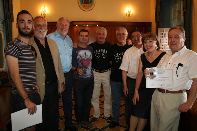 Los ganadores de los concursos literarios recogen sus premios en el Ayuntamiento de Cehegín