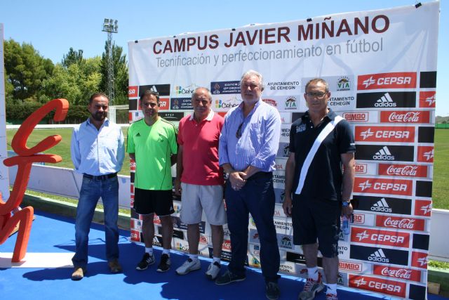 Fernando Zambrano y José Ángel García visitan el II Campus de Fútbol 'Javier Miñano'