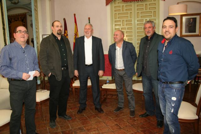 El alcalde de Cehegín responde a las preguntas de cinco medios de comunicación