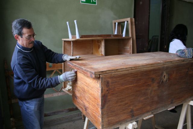 Cáritas Cehegín apoya la inserción laboral de personas en situación desfavorecida a través de un taller de restauración de muebles