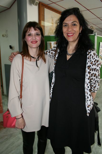 Juana Cortés y María Blázquez reciben los premios de los concursos literarios en el Día del Libro