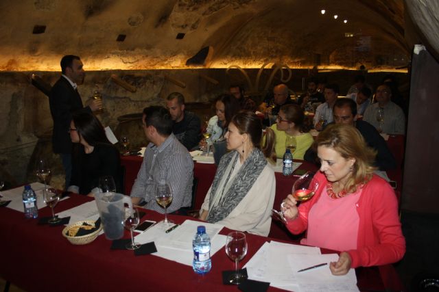 Pedro Martínez descubre las 'sensaciones mágicas' de la burbuja en la Escuela del Vino