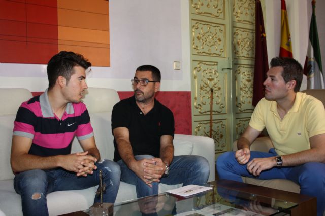 El Alcalde de Cehegín y el Concejal de Deportes reciben al joven piloto de motociclismo 'Bart' Sánchez