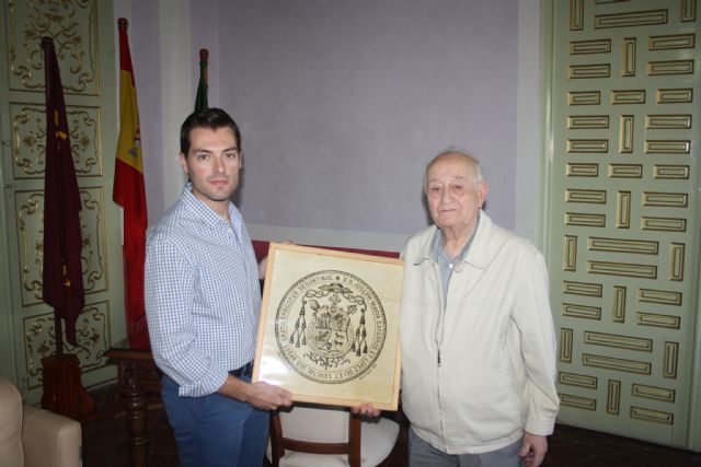 El Cronista Oficial de la Ciudad, Abraham Ruiz Jiménez, dona al Ayuntamiento de Cehegín el Escudo Episcopal de Don José María Caparrós y López