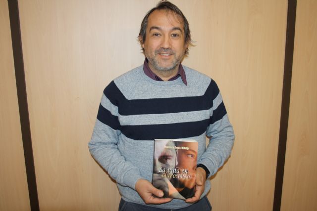 El escritor e historiador Francisco Jesús Hidalgo García  publica su novela 'La vida en claroscuro'