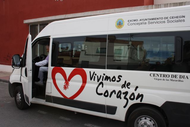 La Concejalía de Servicios Sociales adquiere un vehículo para el transporte de los usuarios del Centro de Día 'Virgen de las Maravillas'