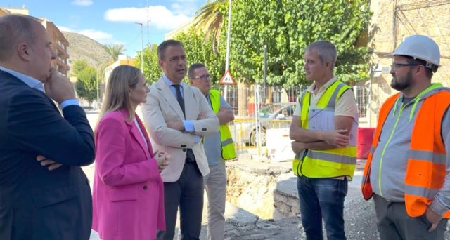 El Gobierno regional y el Ayuntamiento renuevan la calle principal de Cehegín El Gobierno regional y el Ayuntamiento renuevan la calle principal de Cehegín