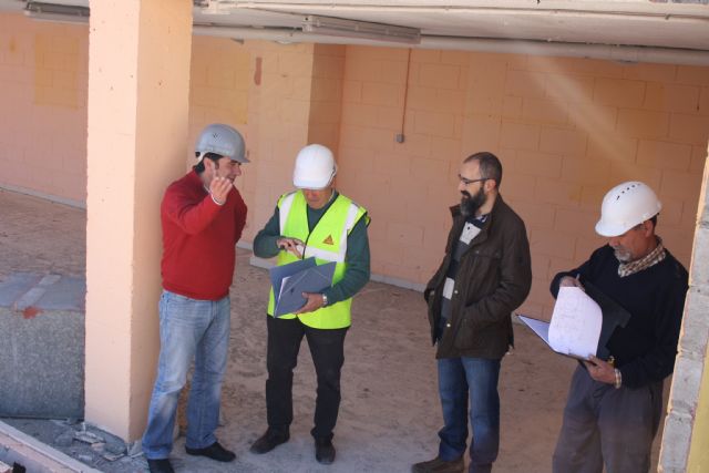 El Concejal de Obras y Servicios visita el pabellón en el que técnicos independientes realizan el estudio de las causas de su colapso